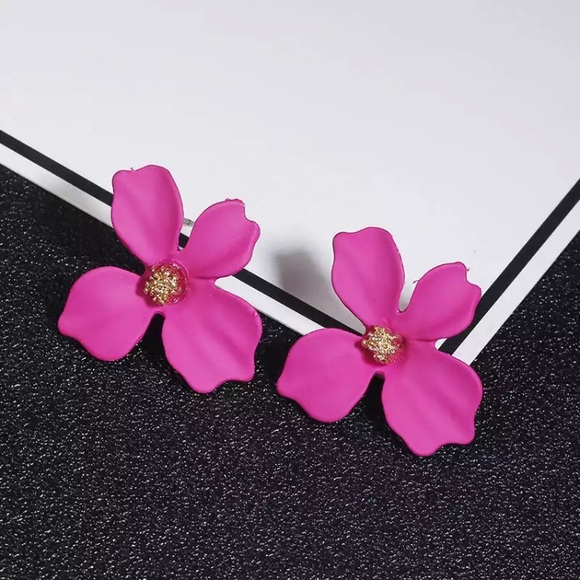 SALE “Riya” Minimalist Cute Gold Floral Stud Earring - Picture 6 of 13